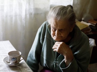 Yaşlı yalnız kadın