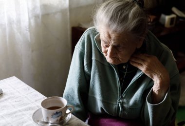 Yaşlı yalnız kadın