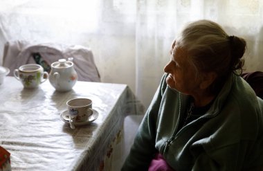 Yaşlı yalnız kadın