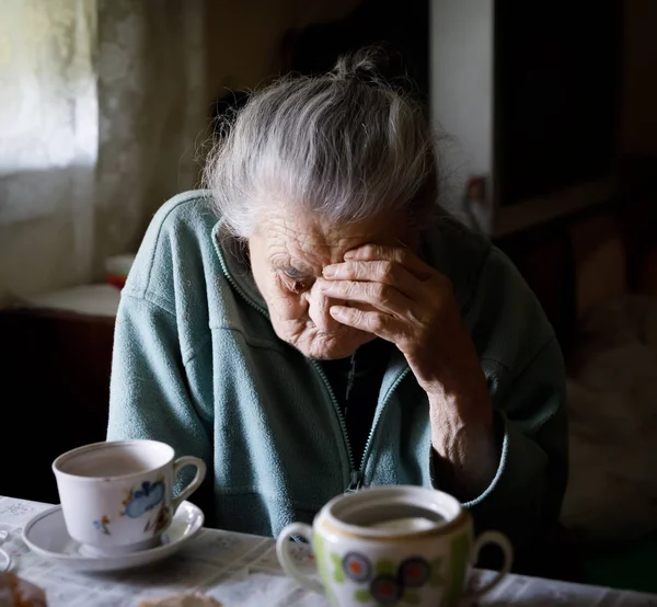 Anciana mujer solitaria — Foto de Stock