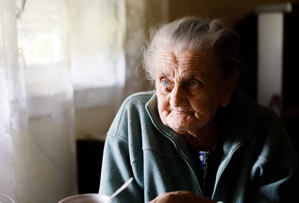 Anziani donna sola — Foto Stock