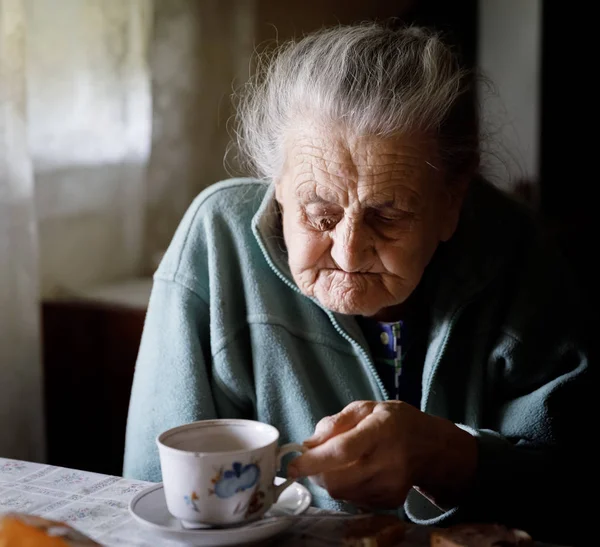 Пожилая одинокая женщина — стоковое фото