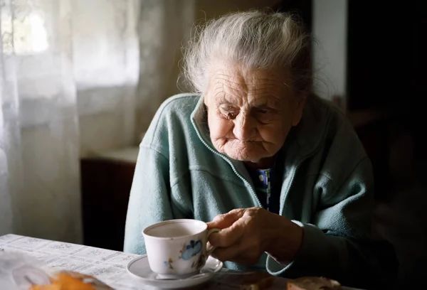 Ηλικιωμένη γυναίκα με μοναχική — Φωτογραφία Αρχείου