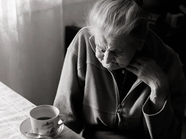 Anciana mujer solitaria — Foto de Stock