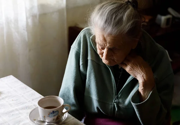 Anciana mujer solitaria — Foto de Stock