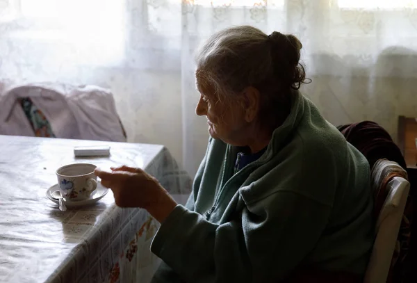 Anciana mujer solitaria — Foto de Stock