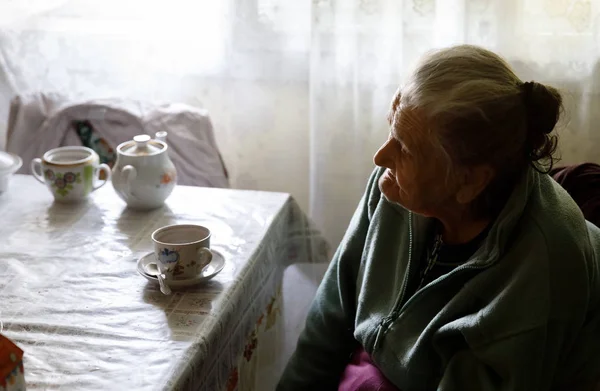 Oudere eenzame vrouw — Stockfoto