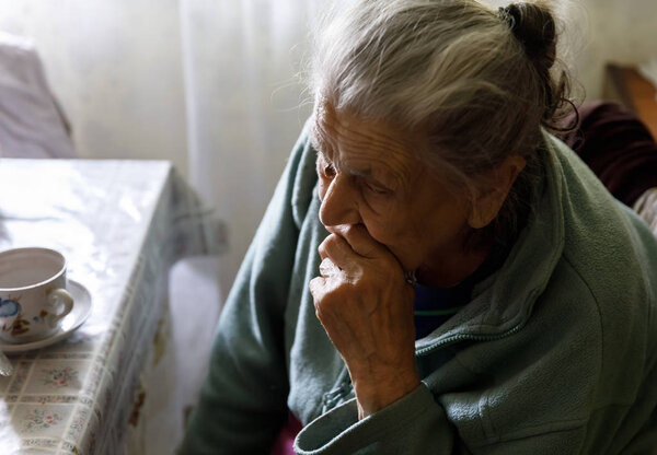 Пожилая одинокая женщина
