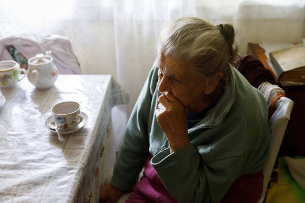 Пожилая одинокая женщина
