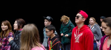 Siyah duvara gençlerin grup