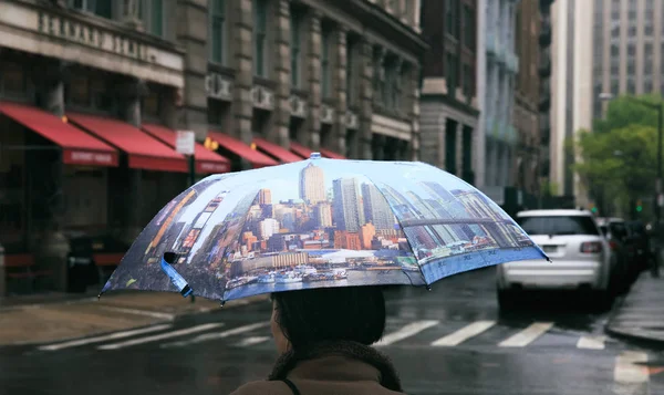 Жінка з парасолькою на вулицях Нью-Йорка — стокове фото