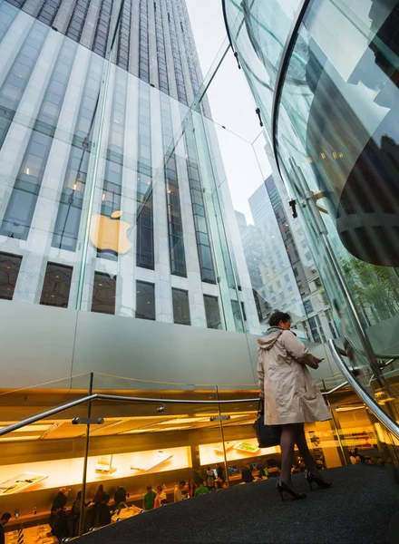 Логотип Apple Store на входе в Apple Store — стоковое фото