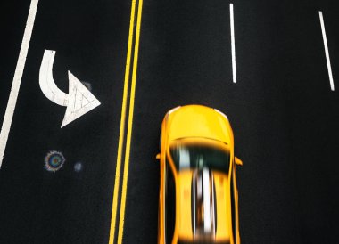 Manhattan'ın sokakta asfalt üzerinde yol işaretleri