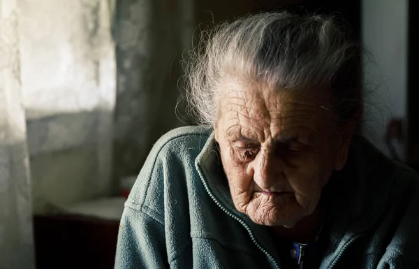 아주 오래 된 피곤된 여자 — 스톡 사진