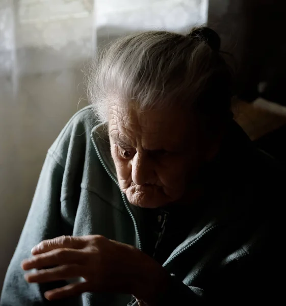 Zeer oude vermoeide vrouw — Stockfoto