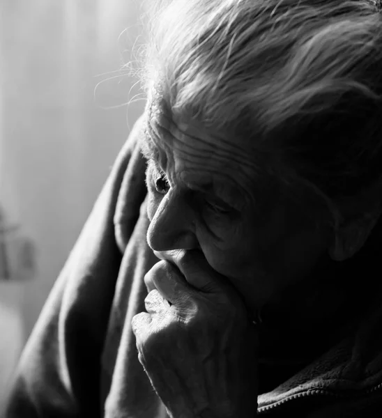 Mujer cansada muy vieja — Foto de Stock