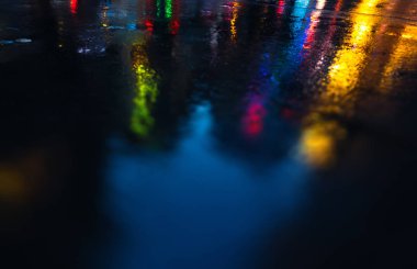 NYC sokaklarında yağmur ıslak asfalt üzerine düşünceler ile sonra