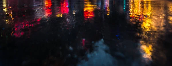 NYC streets after rain with reflections on wet asphalt — Stock Photo, Image