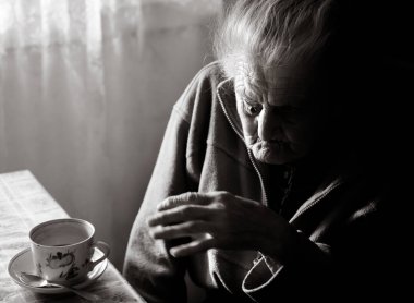 çok eski yorgun kadın