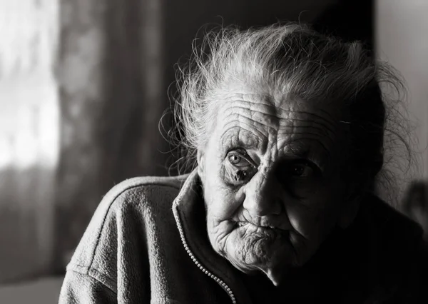 Zeer oude vermoeide vrouw — Stockfoto