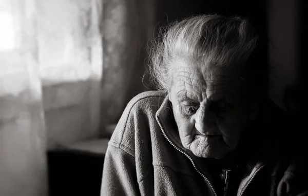 Mulher cansada muito velha — Fotografia de Stock