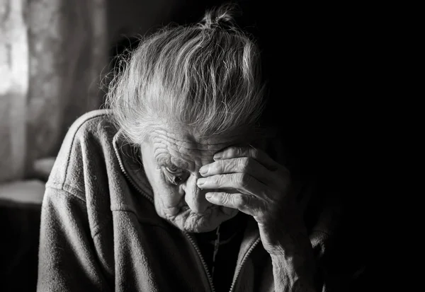 Mulher cansada muito velha — Fotografia de Stock