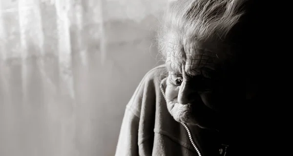 Wanita tua yang sangat lelah — Stok Foto