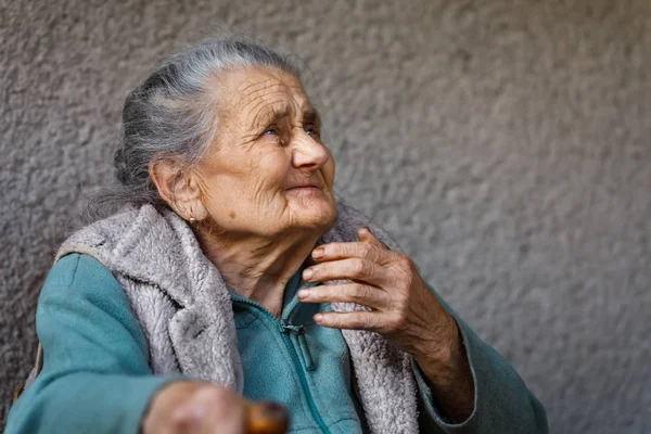 Retrato de uma mulher muito velha enrugada — Fotografia de Stock