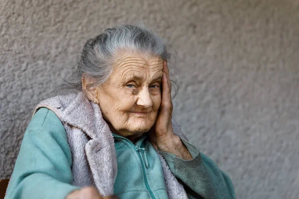 Retrato de uma mulher muito velha enrugada — Fotografia de Stock