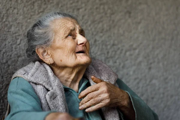 Retrato de uma mulher muito velha enrugada — Fotografia de Stock