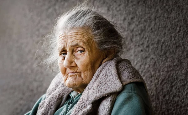 Портрет очень старой морщинистой женщины — стоковое фото
