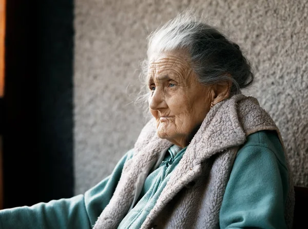 Retrato de uma mulher muito velha enrugada — Fotografia de Stock