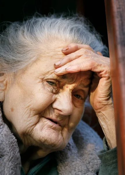 Retrato de uma mulher muito velha enrugada — Fotografia de Stock