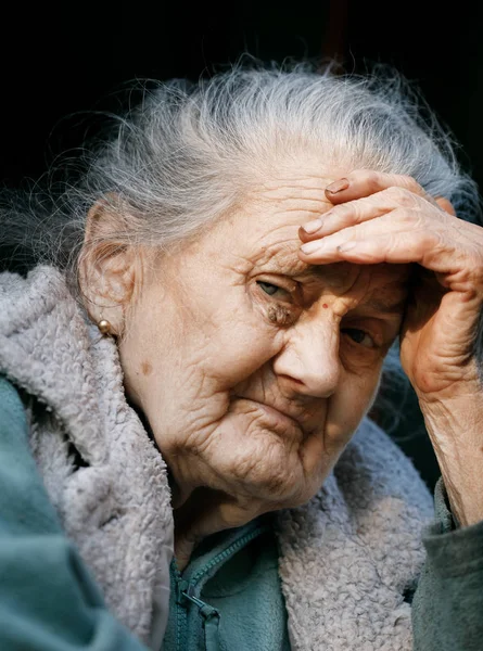 아주 오래 된 주름된 여자의 초상화 — 스톡 사진