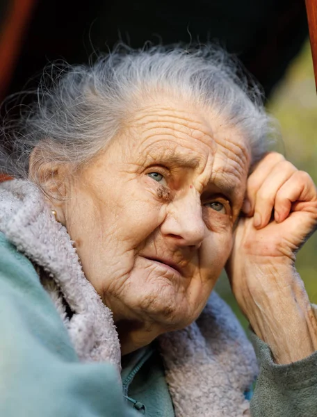 Retrato de uma mulher muito velha enrugada — Fotografia de Stock