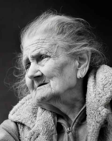 Retrato de uma mulher muito velha enrugada — Fotografia de Stock