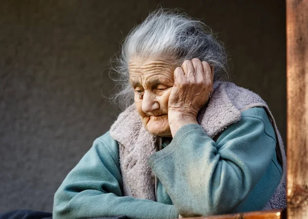 Retrato de una mujer arrugada muy vieja — Foto de Stock