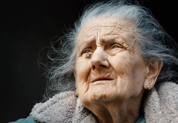 Portret van een zeer oude gerimpeld vrouw — Stockfoto