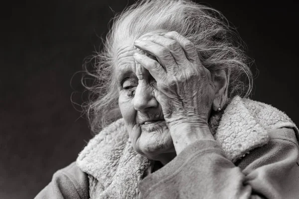 Retrato de una mujer arrugada muy vieja — Foto de Stock