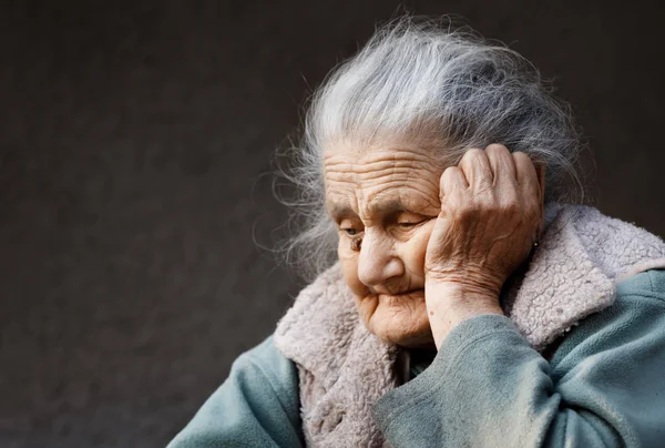Porträtt av en mycket gammal skrynkliga kvinna — Stockfoto