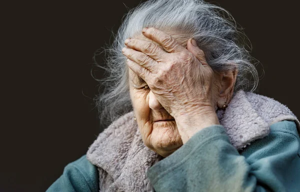 Retrato de uma mulher muito velha enrugada — Fotografia de Stock