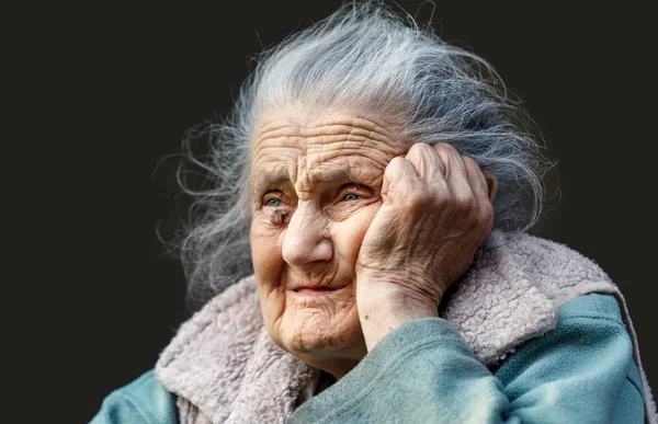 Retrato de uma mulher muito velha enrugada — Fotografia de Stock