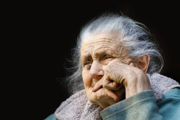 Retrato de una mujer arrugada muy vieja — Foto de Stock