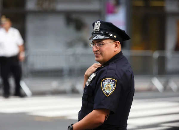 警务人员在曼哈顿的街道上 — 图库照片