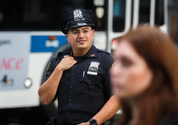 Politieambtenaren op de straten van Manhattan — Stockfoto