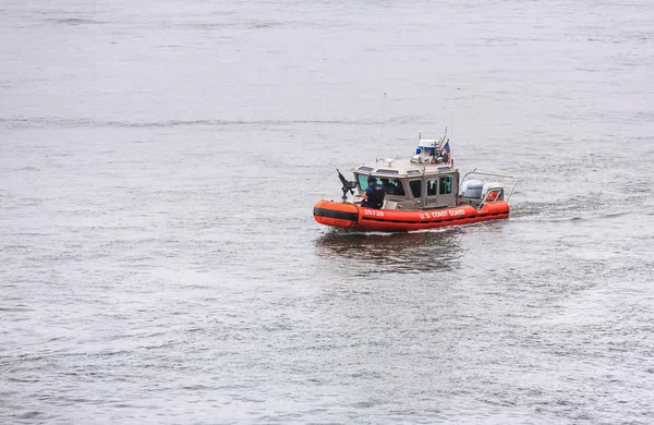 NYPD barco patrullando East River — Foto de Stock