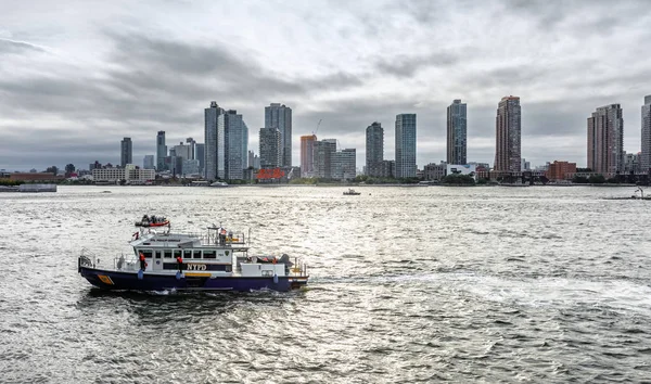 NYPD barco patrullando East River — Foto de Stock