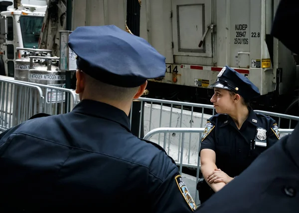 警务人员在曼哈顿的街道上 — 图库照片