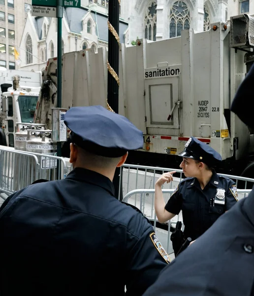Agenti di polizia per le strade di Manhattan — Foto Stock