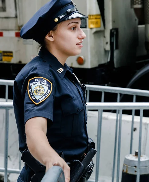 警务人员在曼哈顿的街道上 — 图库照片